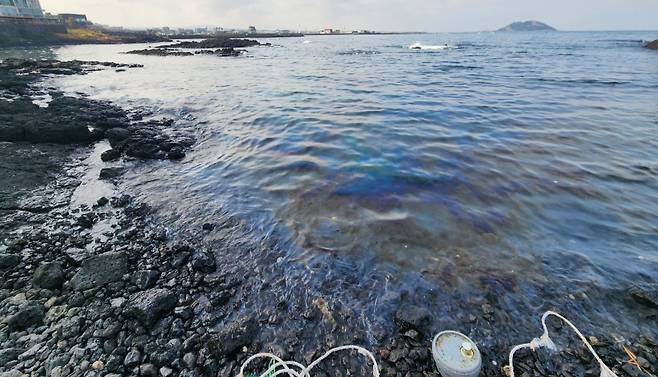 오늘(23) 오전 제주시 한림읍 해상에서 발견된 기름띠 (사진, 제주소방안전본부)