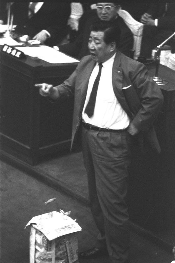1966년 9월 22일 ‘국회 오물투척 사건’ 현장. 신문지로 포장한 오물을 앞에 두고 김두한 의원이 국무위원들을 향해 호통을 치고 있다. [중앙포토]