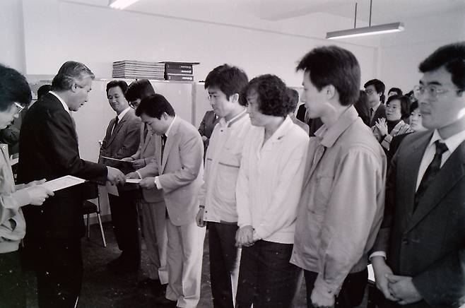 1988년 경남매일 초년병 기자 시절 사령장을 받는 자리의 구주모 대표이사(오른쪽에서 두 번째) 모습. /김구연 경남도민일보 기자