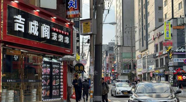 중국어 간판이 다수를 차지하고 있는 수원 고등동 일대의 모습. 오종민기자
