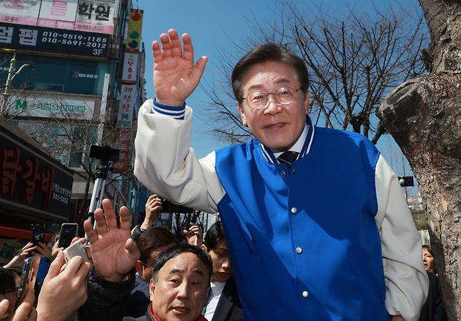 이재명 더불어민주당 대표가 23일 경기 포천시 소흘읍을 찾아 시민들에게 인사하고 있다. [사진 출처 = 연합뉴스]