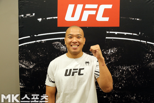 박준용이 2023년 7월 MK스포츠와 UFC on ESPN 49 사전 인터뷰에 앞서 주먹을 쥐어 보고 있다. 사진=김재호 특파원