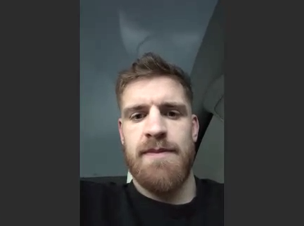 예드멘 샤흐바잔이 UFC on ESPN 53 사전 화상 인터뷰 MK스포츠 질문을 듣고 있다.