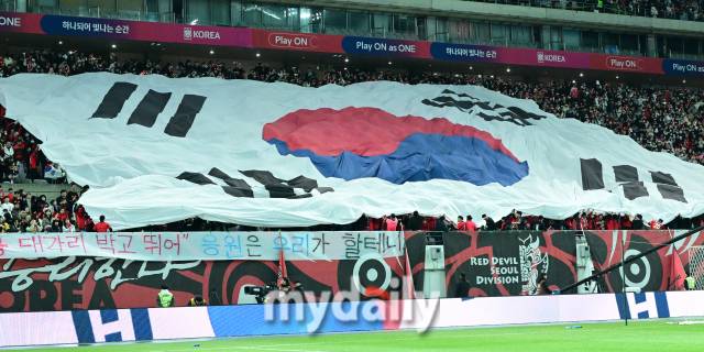 2024년 3월 21일 서울월드컵경기장에서 진행된 '2026 국제축구연맹(FIFA) 북중미 월드컵 아시아 2차예선 조별리그 3차전' 대한민국-태국의 경기에서 대형 태극기가 펼쳐지고 있다./곽경훈 기자