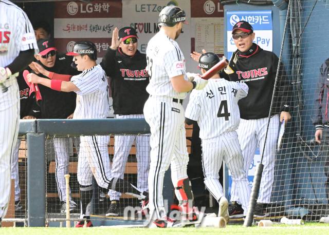 2024년 3월 23일 서울 잠실야구장에서 '2024 신한 SOL 뱅크 KBO 리그' 한화-LG의 경기가 열렸다.LG 박해민과 신민재가 4회말 홍창기의 적시타에 득점을 올린 뒤 기뻐하고 있다./잠실=곽경훈 기자 kphoto@mydaily.co.kr
