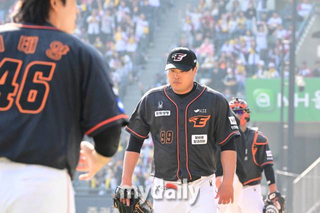 2024년 3월 23일 서울 잠실야구장에서 '2024 신한 SOL 뱅크 KBO 리그' 한화-LG의 경기가 열렸다.한화 선발 류현진이 4회말 교체되고 있다./잠실=곽경훈 기자 kphoto@mydaily.co.kr