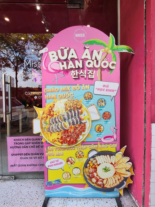 한국음식을 판매하는 베트남 하노이의 한 식당. 우리나라에서 흔히 볼 수 있는 분식을 뷔페식처럼 선보인 것이 이색적이다.