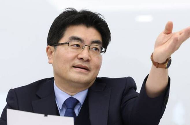 방재승 서울의대 교수협의회 비상대책위원장이 지난 16일 오전 서울 종로구 HJ비즈니스센터에서 기자회견을 하고 있다. 뉴스1