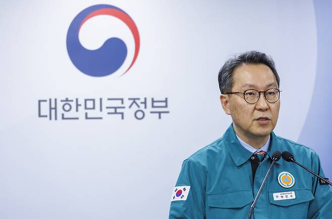 중앙재난안전대책본부 제1총괄조정관인 박민수 보건복지부 2차관이 22일 오전 서울 종로구 정부서울청사에서 중대본 회의 결과 브리핑을 하고 있다. 연합뉴스