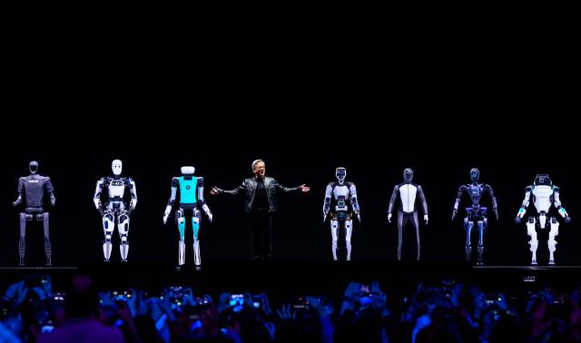 젠슨 황 엔비디아 CEO가 18일 미국 산호세에서 진행된 개발자 컨퍼런스에서 AI 로봇 플랫폼을 소개하고 있다. 연합뉴스