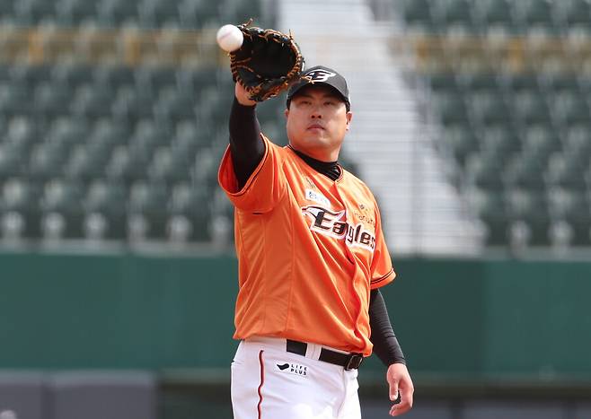 ▲ 한화 이글스 류현진이 17일 사직야구장에서 열린 롯데 자이언츠와 시범경기에 선발 등판해 5이닝 2실점으로 호투했다. ⓒ 연합뉴스