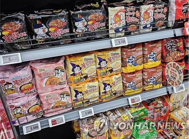 마트에 진열된 불닭볶음면 [촬영 신선미]