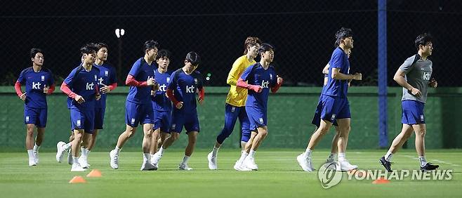 회복 훈련하는 한국 축구대표팀 (방콕=연합뉴스) 김인철 기자 = 23일 태국 방콕 윈드밀 풋볼클럽에서 태국과 2026 북중미 월드컵 아시아 지역 2차 예선 C조 4차전 경기를 앞둔 한국 축구대표팀의 손흥민과 선수들이 회복훈련을 하고 있다. 2024.3.23 yatoya@yna.co.kr