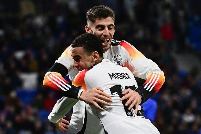 득점을 터뜨린 독일 축구대표팀의 카이 하베르츠(위)