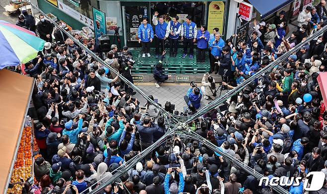 이재명 더불어민주당 대표와 조재희(송파구 갑), 송기호(송파구 을), 남인순(송파구 병) 후보, 용혜인 더불어민주연합 의원이 24일 서울 송파구 새마을전통시장에서 열린 현장 기자회견에서 시민들에게 인사하고 있다. 2024.3.24/뉴스1 ⓒ News1 김도우 기자