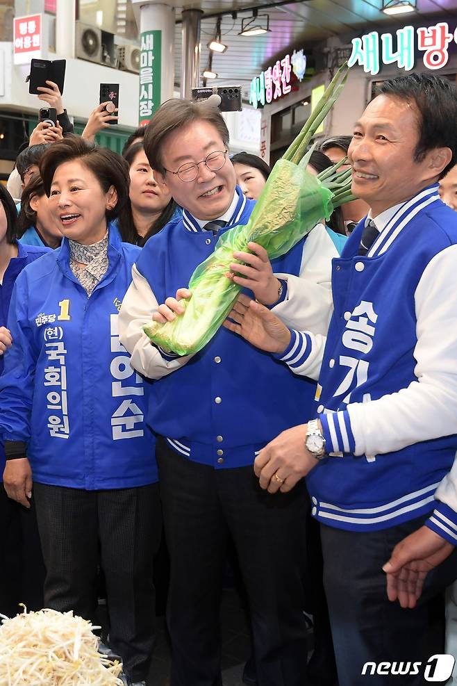 이재명 더불어민주당 대표가 24일 서울 잠실 새마을전통시장을 방문해 상인으로부터 대파를 구매하고 있다. (공동취재) 2024.3.24/뉴스1 ⓒ News1 김도우 기자,임세영 기자