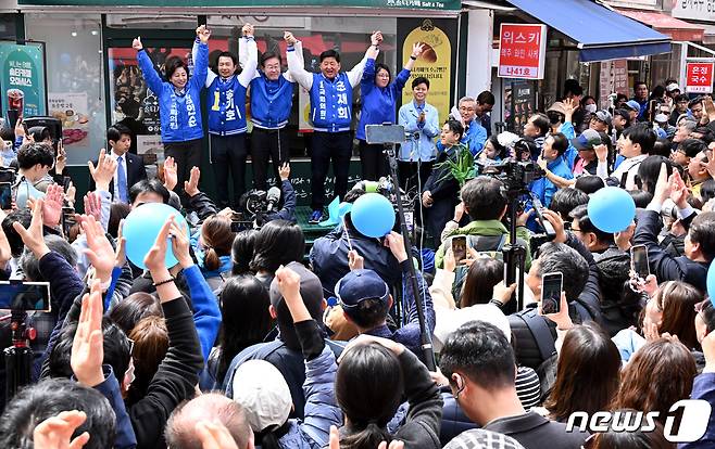 이재명 더불어민주당 대표와 조재희(송파구 갑), 송기호(송파구 을), 남인순(송파구 병), 용혜인 더불어민주연합 의원이 24일 서울 송파구 새마을전통시장에서 열린 현장 기자회견에서 시민들에게 인사하고 있다. (공동취재) 2024.3.24/뉴스1 ⓒ News1 김도우 기자