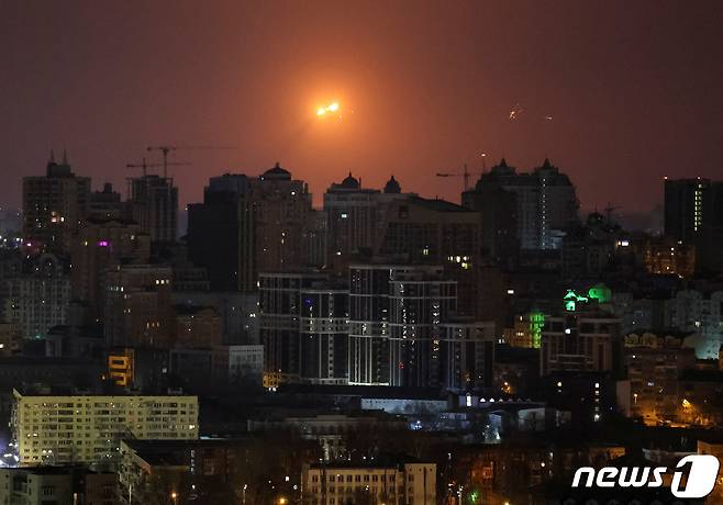 24일(현지시간) 우크라이나 키이우에서 러시아의 미사일 공격에 따른 폭발이 보인다. 2024.03.24 ⓒ 로이터=뉴스1 ⓒ News1 조소영 기자