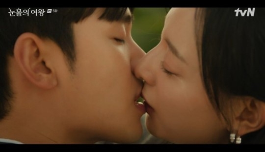 ‘눈물의 여왕’에서 김수현과 김지원이 키스신을 펼치고 있다. 사진 | tvN