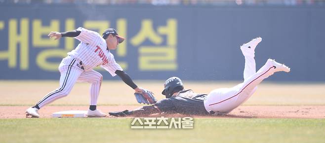 한화 페라자가 23일 잠실야구장에서 열린 2024 KBO리그 LG와 경기 1회초 1사1루 안치홍 타석 때 2루도루를 실패하고 있다.  2024. 3. 23. 잠실 | 최승섭기자 thunder@sportsseoul.com