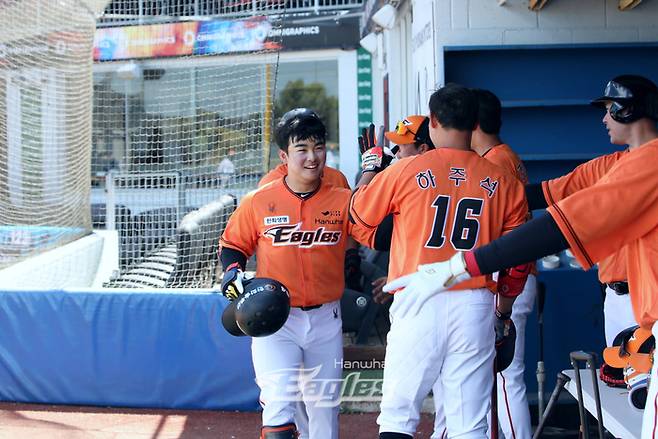 한화 문현빈이 13일 호주 멜버른 멜버른 볼파크에서 열린 청백전에서 득점 후 하이파이브를 하고 있다. 사진 | 한화 이글스