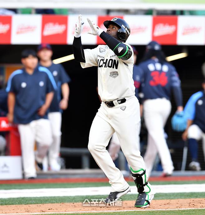 SSG 에레디아가 24일 인천SSG랜더스필드에서 열린 2024 KBO리그 정규시즌 롯데전에서 9회말 롯데 마무리 김원중으로부터 끝내기 홈런을 때린 후 세리머니를 하고 있다. 문학 | 강영조기자 kanjo@sportsseoul.com