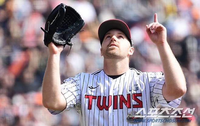 2회를 마치고 세리머니를 펼치는 엔스.