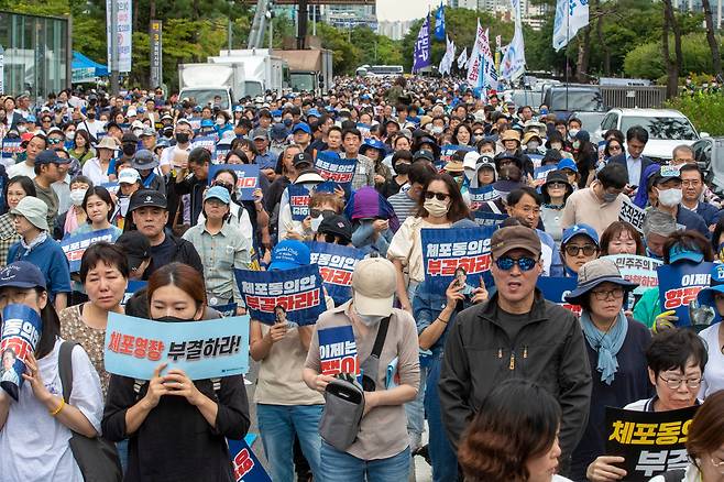 지난 2023년 9월 국회에서 이재명 더불어민주당 대표의 체포동의안이 가결되자 지지자들이 몰려들어 항의 시위를 벌이고 있다. /김지호 기자