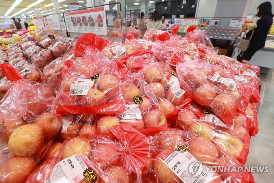 서울 시내 한 대형마트에 사과가 진열된 모습. <사진=연합뉴스>