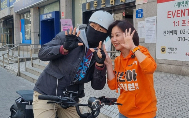 허은아 개혁신당 서울 영등포갑 후보가 24일 문래동 일대에서 지지자와 만나 사진촬영을 하고 있다. 캠프 제공