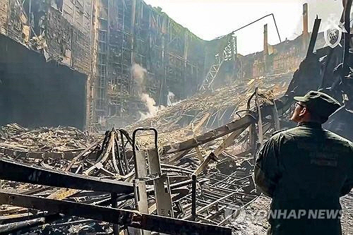 테러로 인해 화재가 발생한 러시아 모스크바 인근 크로커스 시티홀 [타스=연합뉴스]