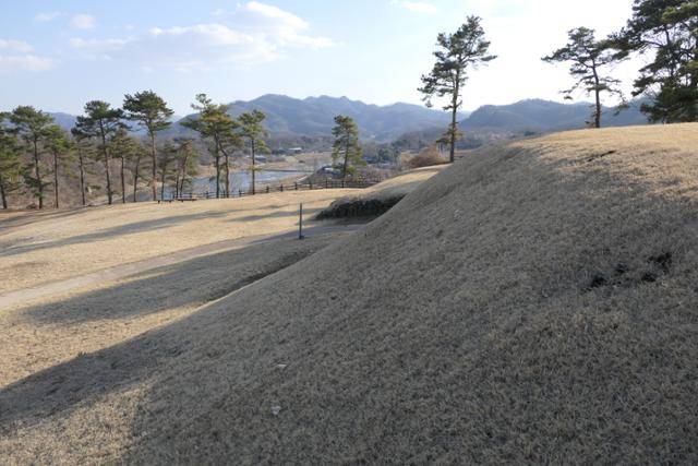 전곡평원의 서편에 있는 한탄강을 내려다보는 은대리성