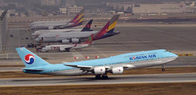 인천국제공항 제2여객터미널 활주로에서 이륙 중인 대한항공 여객기. 사진은 기사와 관련 없음. 한국일보 자료사진