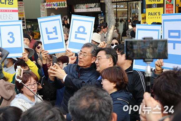 조국혁신당 신장식 대변인이 24일 청주 성안길에서 지지자들과 기념 촬영을 하고 있다. [사진=한준성 기자]