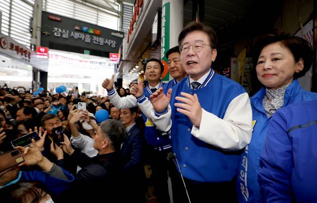 ▲ 더불어민주당 이재명 대표가 24일 서울 송파구 잠실 새마을전통시장을 방문해 지지를 호소하고 있다.  [공동취재]