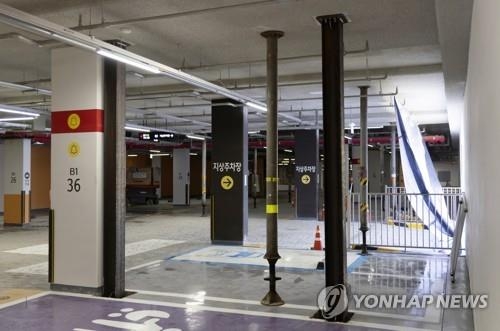 ▲철근이 빠져 보강공사를 위한 전단보강기둥을 설치한 한 아파트 지하주차장 사진:연합뉴스 