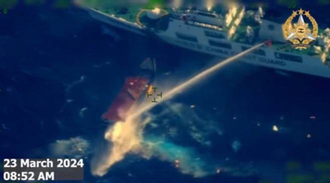 중국 해안경비선이 23일 스프래틀리 군도에서 필리핀 보급선에 물대포를 쏘는 장면. /AFP통신·필리핀 해안경비대 제공.