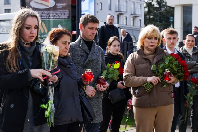 23일(현지시간) 모스크바 크로커스 시티홀 공연장 테러 희생자들을 위한 임시 추모관에 시민들이 꽃을 놓고 있다. 타스연합뉴스