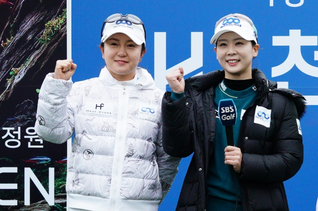 대회 4위에 입상한 신생 골프단 퍼시픽링스의 이승연과 황예나(오른쪽). 대회조직위