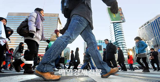 서울 광화문 인근 직장인들이 일터로 향하고 있다. [매경 DB]