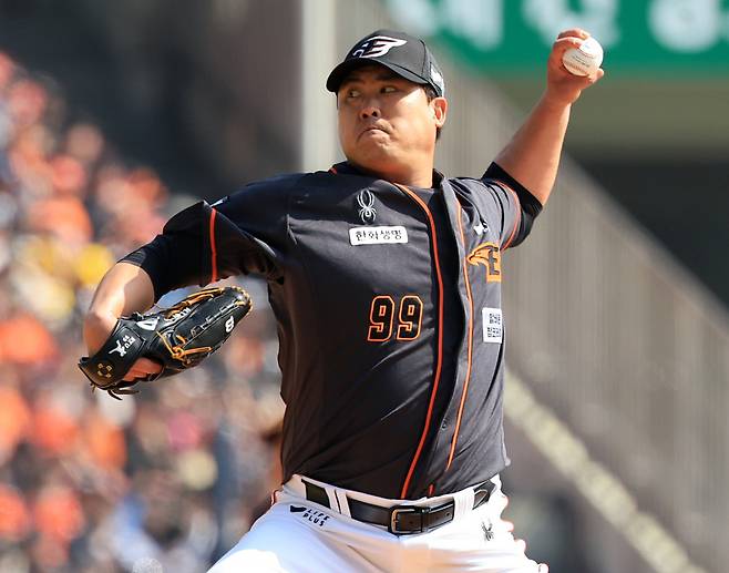 류현진 한화 이글스 투수가 23일 서울 송파구 잠실야구장에서 열린 '2024 신한은행 SOL KBO리그' LG 트윈스와 한화 이글스의 개막전에서 공을 던지고 있다. /사진=뉴스1