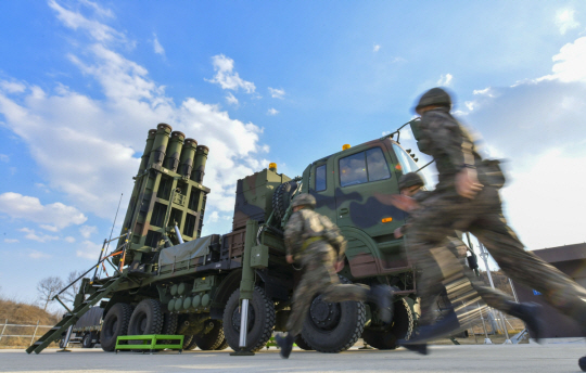 경북 북부지역에 배치된 공군의 중거리 지대공유도무기 ‘천궁-Ⅱ’ 포대 장병들이 발사대 작동 절차를 훈련하기 위해 뛰어가고 있다. 공군 제공