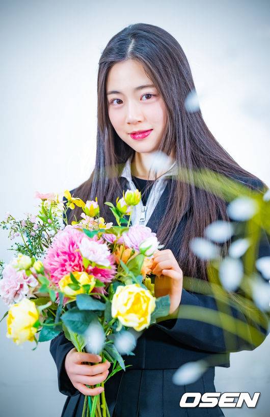 [OSEN=민경훈 기자] KBS2 주말드라마 '효심이네 각자도생'에서 이루비 역을 연기한 배우 이가연이 최근 서울 마포구 합정동 OSEN에서 인터뷰를 가졌다.배우 이가연이 카메라 앞에서 포즈를 취하고 있다. 2024.03.23 / rumi@osen.co.kr