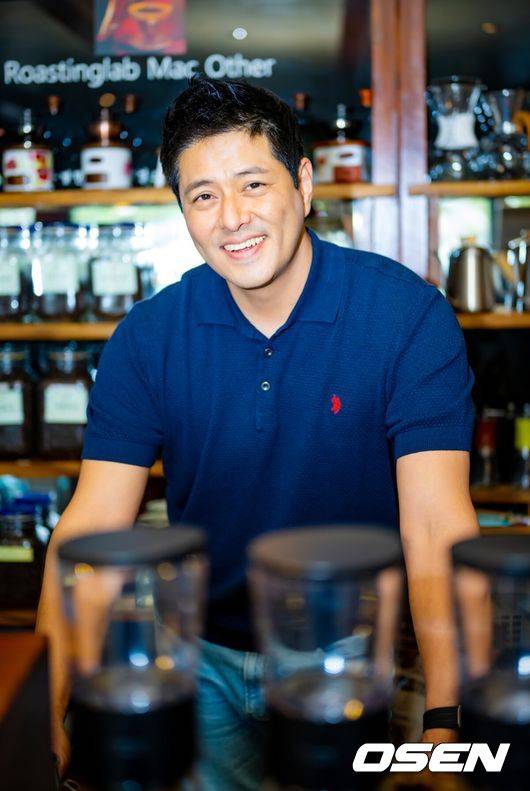 [OSEN=민경훈 기자] KBS 2TV 대하사극 '고려 거란 전쟁'에서 거란의 황제 '야율융서' 역을 연기한 배우 김혁이 최근 경기 고양시의 한 카페에서 인터뷰를 가졌다.배우 김혁이 카메라 앞에서 포즈를 취하고 있다. 2024.03.24 / rumi@osen.co.kr