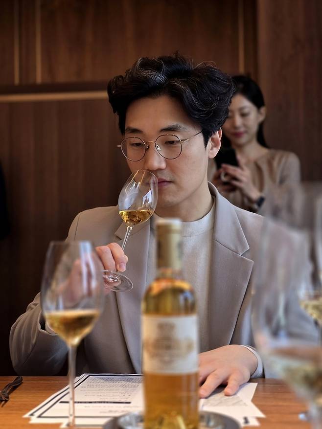 시음하는 참가자.