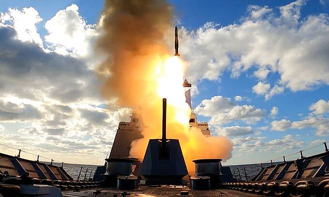 한국 해군 구축함 강감찬함에서 SM-2 미사일이 발사되고 있다. 2030년대 등장할 함대지 탄도미사일도 이와 유사한 형태로 발사될 것으로 보인다. 해군 제공