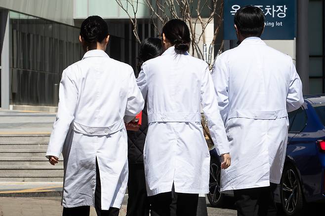 21일 서울시내 한 대학병원에서 의료진들이 이동하고 있다.   뉴스1