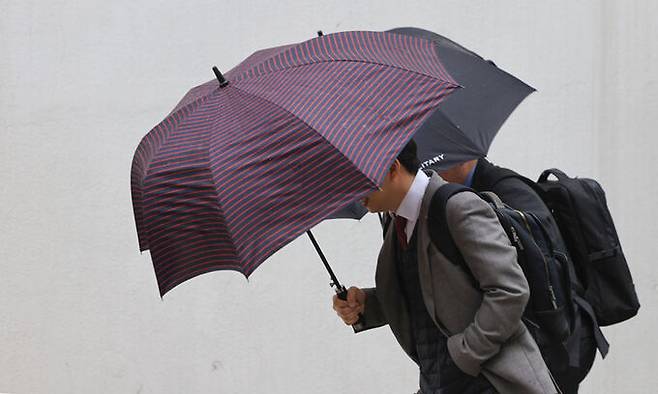 전국 곳곳 비가 내린 19일 오전 서울 시내 한 대학병원에서 우산을 쓴 시민이 이동하고 있다. 연합뉴스 