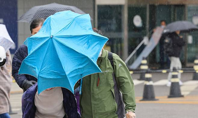 서울 시내 한 대학병원에서 우산을 쓴 시민이 이동하고 있다. 연합뉴스