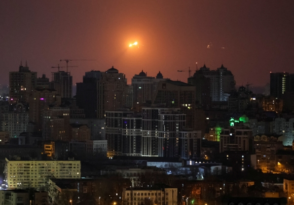 2024년 3월 24일(현지시간) 우크라이나 수도 키이우 상공에서 우크라이나를  겨냥한 러시아 순항미사일이 우크라이나 방공망에 격추돼 폭발하고 있다. / 사진=로이터 연합뉴스